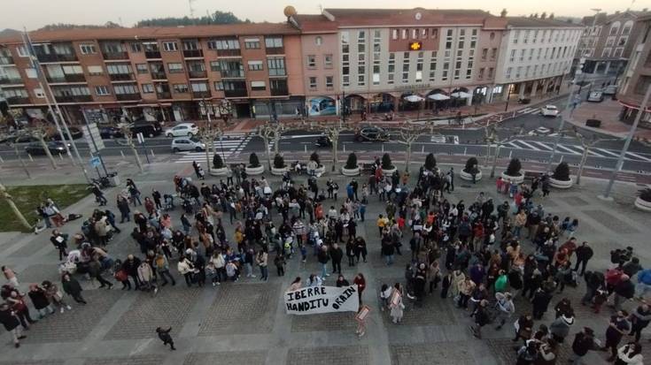 Zipiriñe eskolako eta Sopela BHI institutuko gurasoek Sopelako Auzo Alternatibari eskatu diote euren beharrak entzuteko