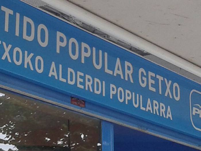 Preso gaixoen kaleratzea eskatzen duen pintada agertu da Areetako PPren egoitzan