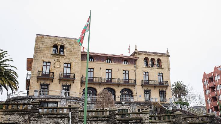 Udal-taldeen informazio eskubidea "murriztu" gura dutela salatu dute EH Bilduk eta GUKek