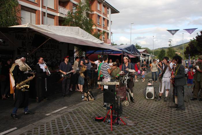 Sopelako jaietarako kartelak eta musika-taldeak aurkez daitezke daborduko