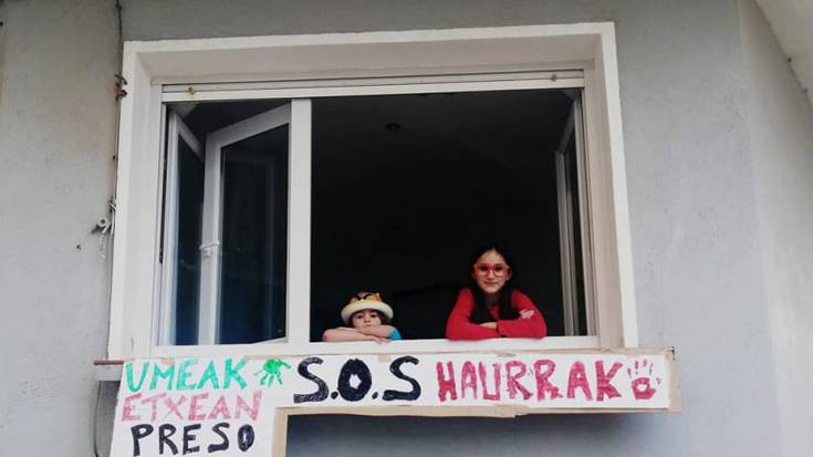 "Umeak etxean preso, SOS haurrak" aldarria balkoietara zabaltzen ari da