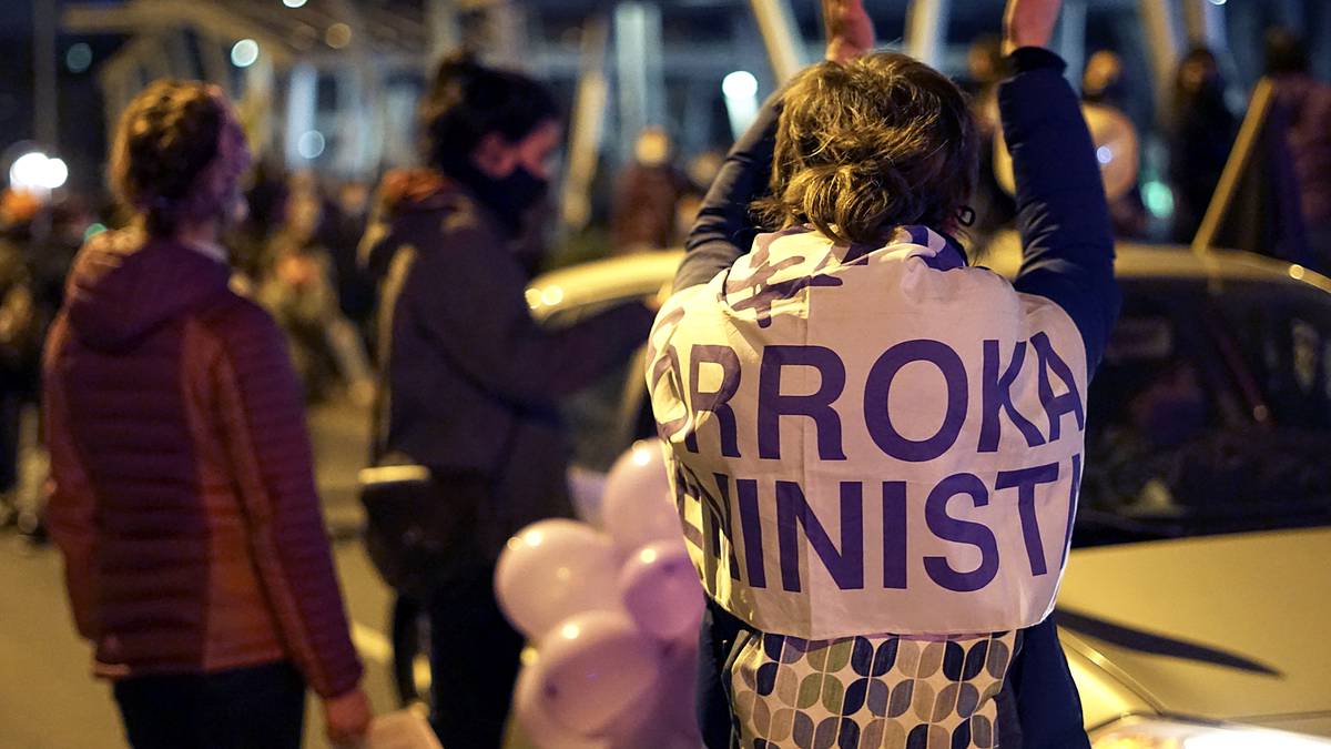 Uribe Kostako mugimendu feminista kalera atera da "sistema arrakalatzeko"