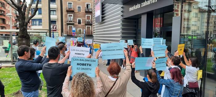 Erandioko etxeko laguntzaileek mobilizazioa egin dute Udalari kalitatezko zerbitzu publikoa eskatzeko