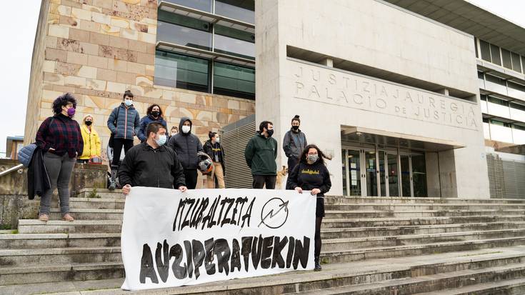 Lope de Vega kaleko udal-eraikina okupatu zuten zazpi gazteei elkartasuna adierazi diete dozenaka lagunek
