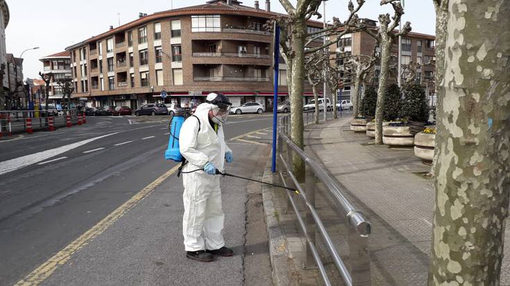 Gela eta desinfekzio-materiala banatzen hasi dira Sopelako negozioetan