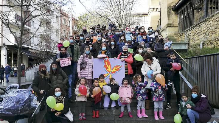 Izadi umearen eskubideen aldeko akordioa sinatu dute Getxoko talde politiko gehienek
