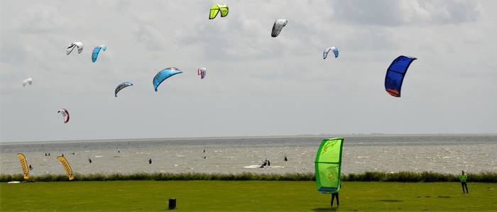Surf- eta parapente-eskoletan lehiakortasuna sustatu gura du Sopelako Udalak