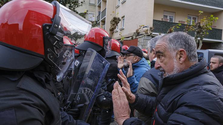 Pertsona bat atxilotu eta beste hainbat zauritu ditu Ertzaintzak Lope de Vega kaleko eraikinen aldeko protestan