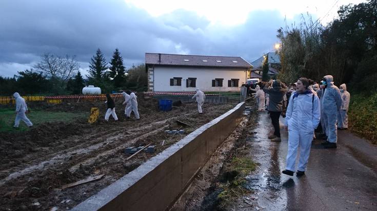 Obrek botatako zuhaitz bat utzi dute Algortako Batzokian, "Tosuko txikizioa" salatzeko