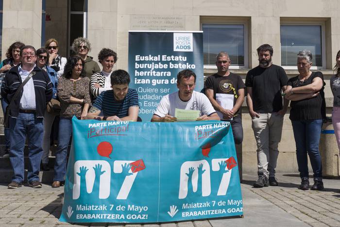 ELA eta LAB sindikatuek domekako herri-galdeketan parte hartzera deitu dute