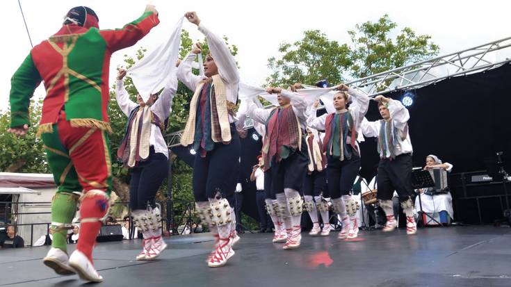 Otxandategi Dantza Taldea: "Etxean dantzatzea beti da pozgarria"