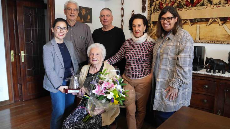 Carmen Udondo Torre getxoztarrari oroigarria eman diote bere 100. urtebetetzean