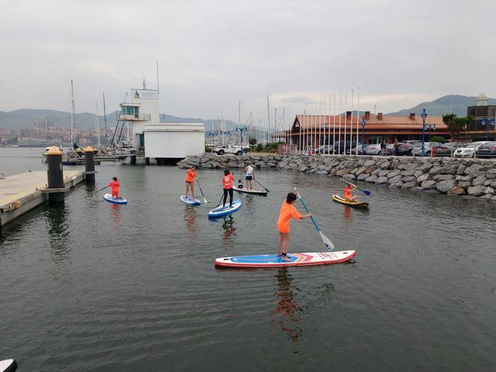 Paddle surfean jarduteko aukera egongo da domekan Getxoko Kirol Portuan