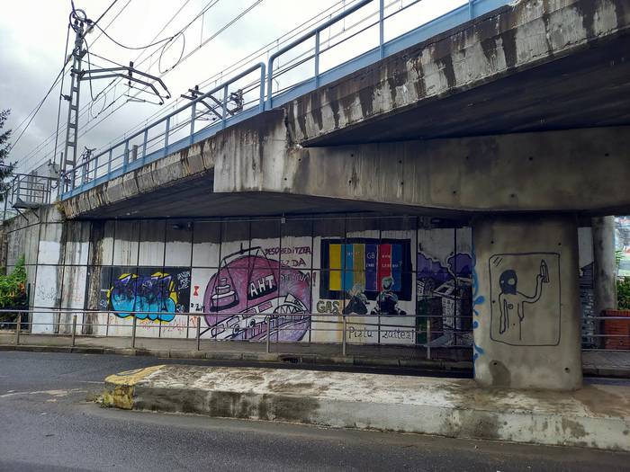 Sopelako EH Bilduk salatu du Udalak Enrike Urrutikoetxea kaleko mural politikoak ezabatu dituela