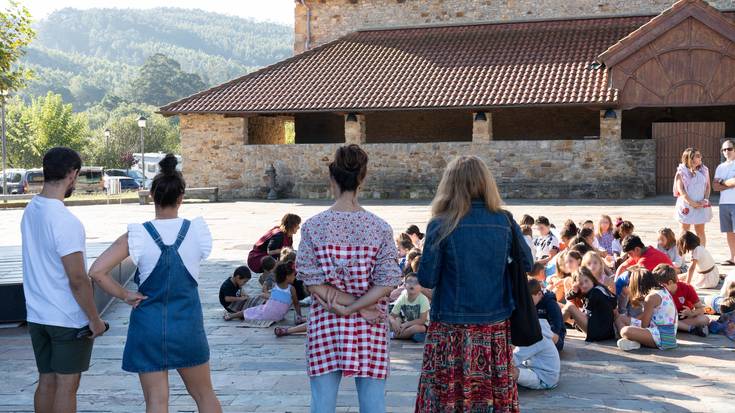 Lemoizko herri-eskolak 20 urte bete ditu dantza eta musika artean