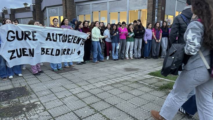 Plentziako Uribe Kosta BHIko ikasle-talde batek mezu "iraingarriak, matxistak eta homofoboak" zabaldu dituela salatu dute