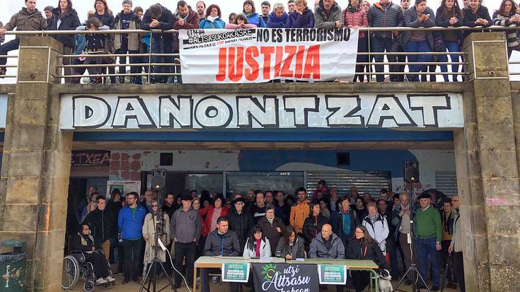 Altsasuko gazteen aldeko zapatuko manifestaziora joateko deia egin dute ehunaka auzokidek