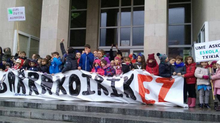 Zipiriñeko dozenaka gurasok eta ikaslek manifestazioa egin dute