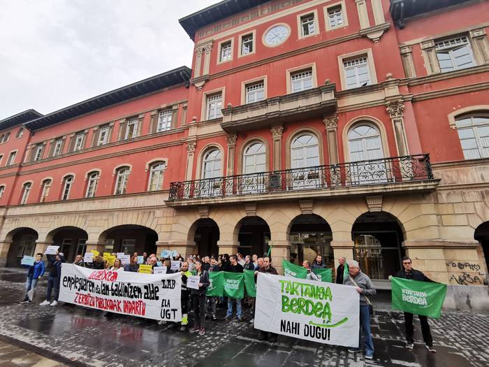 Hainbat talderen protestak pilatu dira gaur Erandioko Udaleko osoko bilkuraren egunean