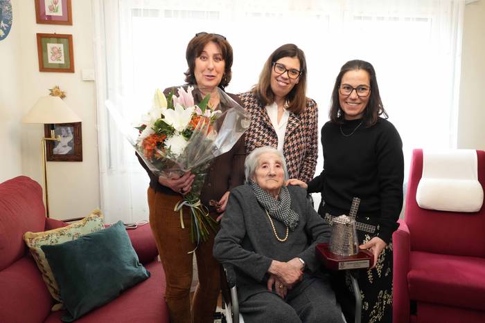 Jacinta Otero Filgueira auzokidea bisitatu dute Getxoko agintariek bere 100 urtebetetzeagatik