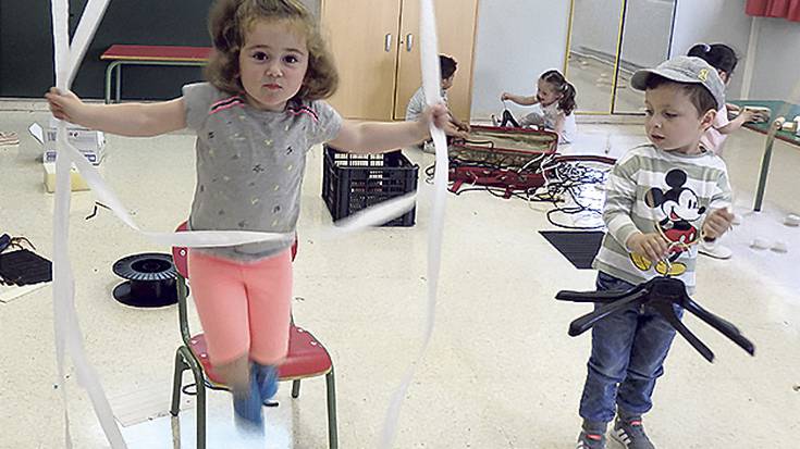 Gurasoak eskolara bueltatuko dira seme-alabak hezten ikasteko