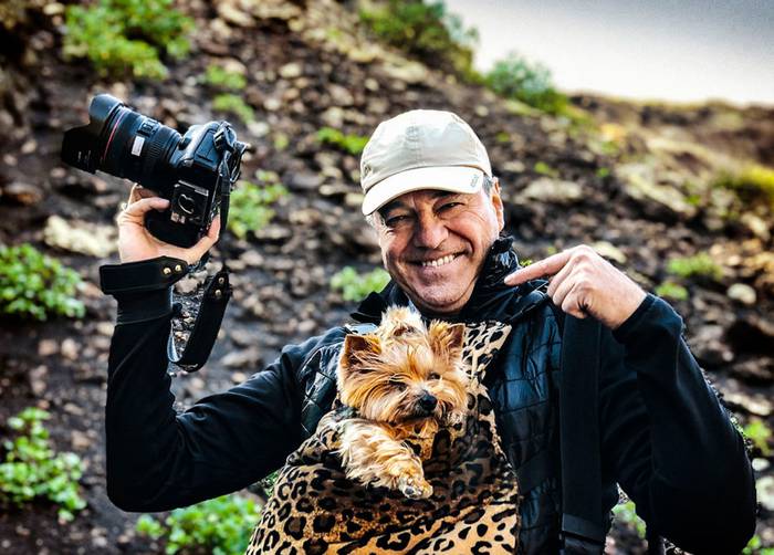 La Exploradora Elkarte Geografikoak ibilbidearen domina eman dio Gonzalo Azumendi argazkilariari