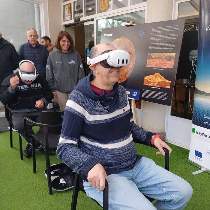 Urdulizko jubilatuak eta Gaudeko partaideak errealitate birtualean murgildu dira Tantak elkarteari esker