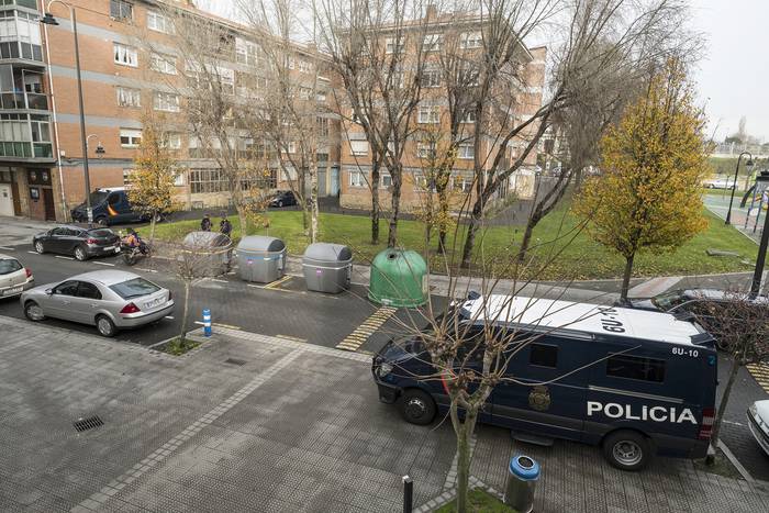 "Arma-biltegi" bat arakatzen dabiltza Getxon Espainiako Polizia eta Europola, elkarlanean
