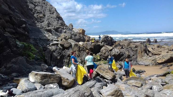 Gorliz eta Plentziako kostaldea plastikoz garbituko dute aste-akabu honetan