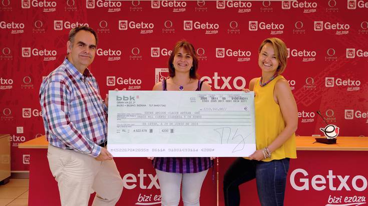 Bigarren Eskuko Liburuaren XI. Azokan bildutako 13.141 euro eman dizkiote Lagun Artean GKEari