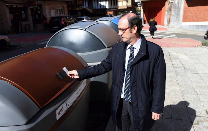 Hondakin organikoetarako edukiontzi marroia ezartzen hasi dira Getxon