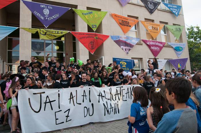 Udalak “ipinitako trabak” salatu dituzte Sopelako kuadrillek