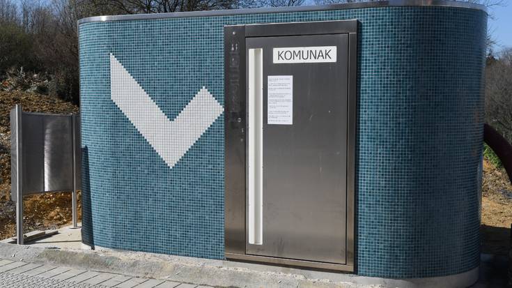 Automatikoki garbitzen diren bost komun publiko berri jarri dituzte Leioan