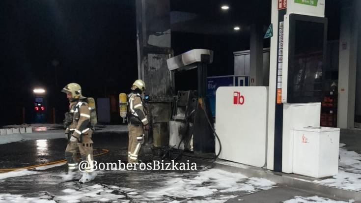 Ertzaintzak gizon bat atxilotu du Avanzadako gasolindegian sutea eragiteagatik