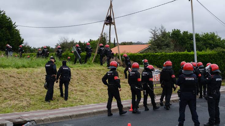 Otxantegi Herri Lurra hustu du Ertzaintzak