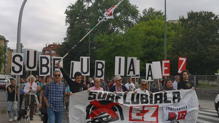 Itsasadarraren azpiko tunelaren proiektua geldiarazteko manifestazioa egin dute