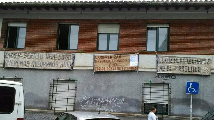 Lekualdatzearen kontra agertu dira Ibar Nagusien Etxea elkarteko bazkideak