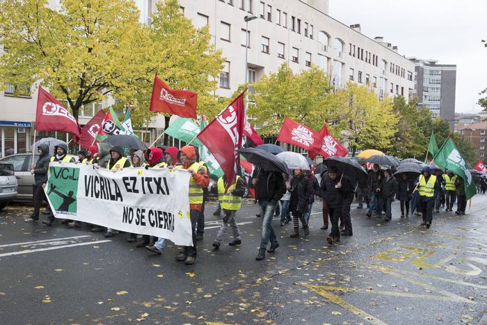 Vicrilako langileei elkartasuna eta babesa adierazi die Leioako Udalbatzak