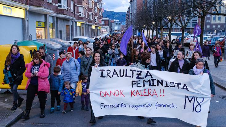 Jendetza atera da kalera Uribe Kostan M8ko mobilizazioakaz bat eginda