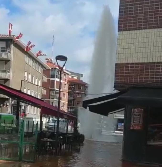 Ur-hodi baten lehertzeak hornidura barik utzi ditu Leioako kale batzuk