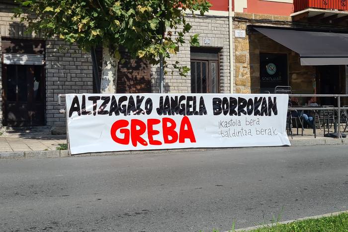 Altzaga Ikastolako jangelako langileak greba mugagabean daude gaurtik aurrera