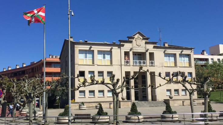 Lierri agurra egingo diote gaur Sopelako Udaletxe plazan