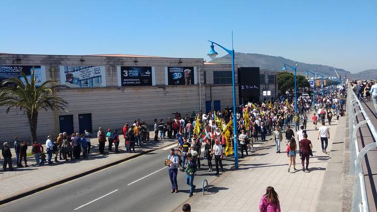 'Juan Carlos I' gerraontzia: milaka lagun bisitan, ehunka protestan