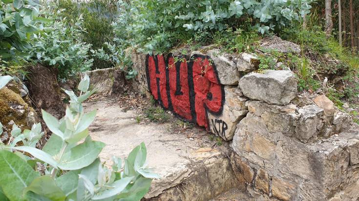 Burdin Hesian egindako grafitiak salatu dituzte
