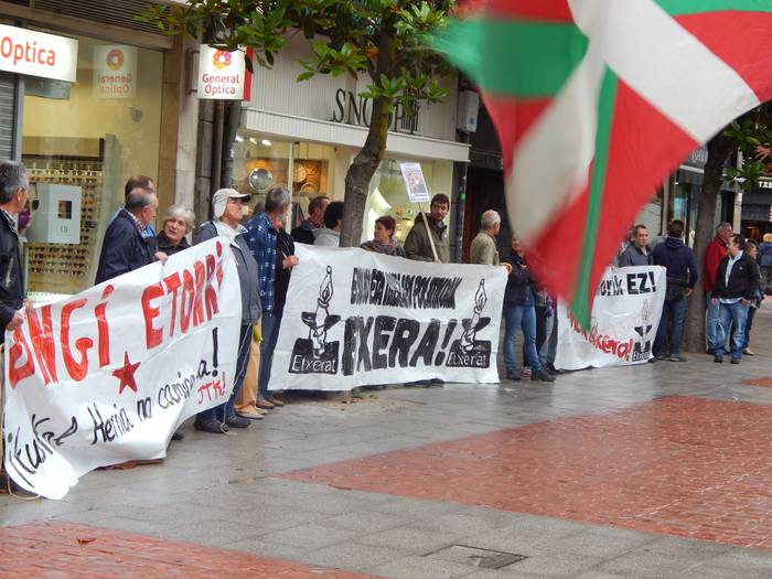 Euskal Herriaren Lagunek euskal preso politikoak gogoan izan dituzte Algortan