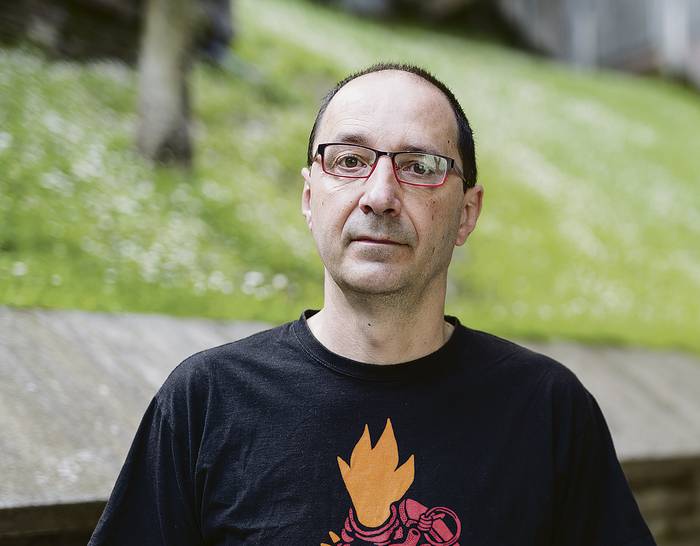 "Kapitalismoak harrapatu gaitu alor denetan, eta kazetaritza hil egin du"