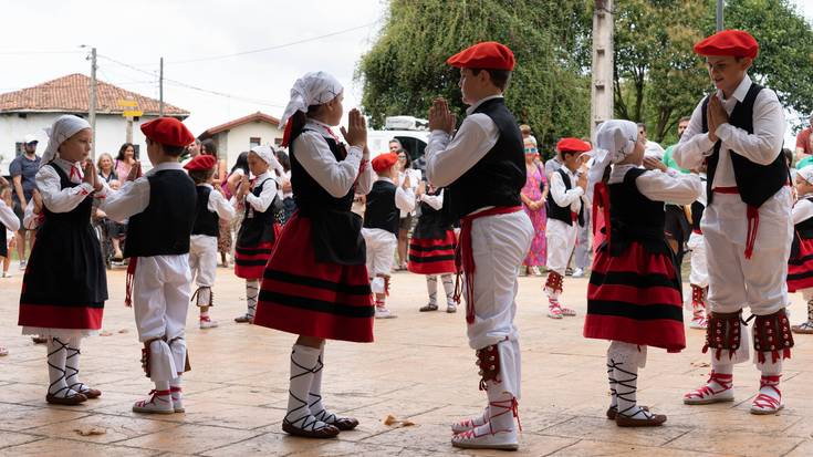 Erandiogoikoko Andra Mariek festaz bete dute auzoa