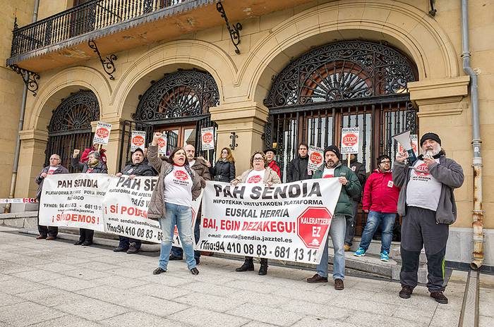 Kaleratutako familiari alokairu sozialeko etxebizitza ematea eskatu diote Getxoko alkateari