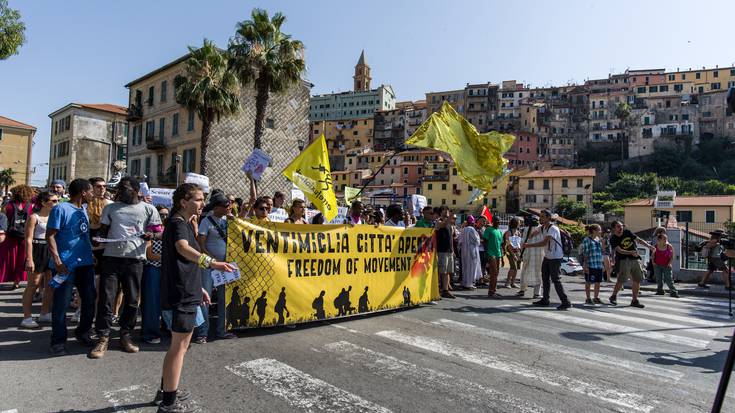 Ventimigliako manifestazio jendetsuan parte hartu du Mugak Zabalduz Karabanak