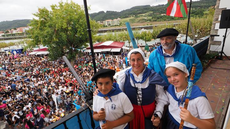 Antolintxuek eta Madalentxuek San Antolin festak isiotu dituzte Plentzian